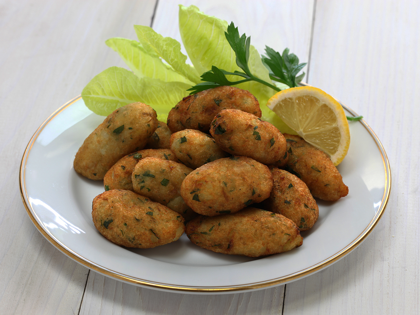 Koláčky z tresky, neboli bolinhos de bacalhau, se podávají jako předkrm