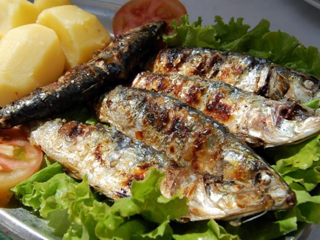 Nejlevnější rybou na ulici jsou grilované sardinky