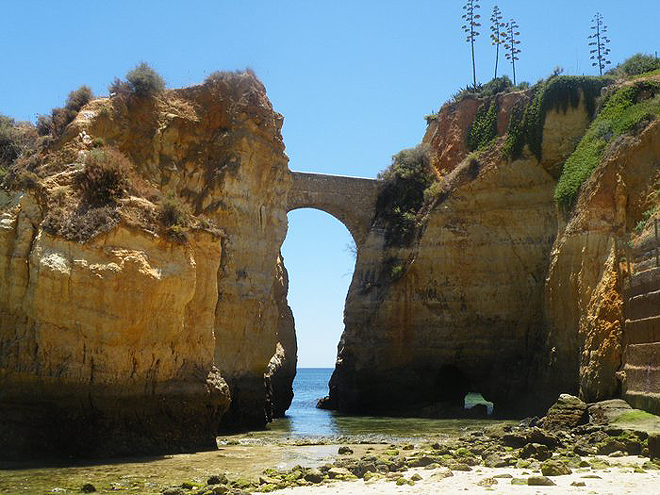 Pobřeží Algarve zdobí zajímavé vápencové útvary
