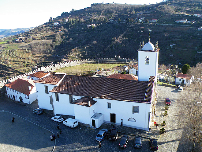 Hornatá krajina Tras-os-Montes skrývá mnoho bílých kostelíčků