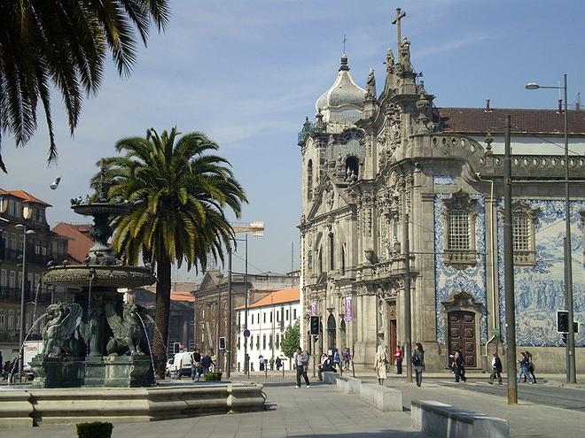 Všudypřítomné barokní kostelíky a palmy v centru Porta
