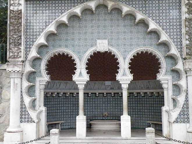 Oblouky ve tvaru podkovy a zdobené dlaždičky na fontáně v Sintře