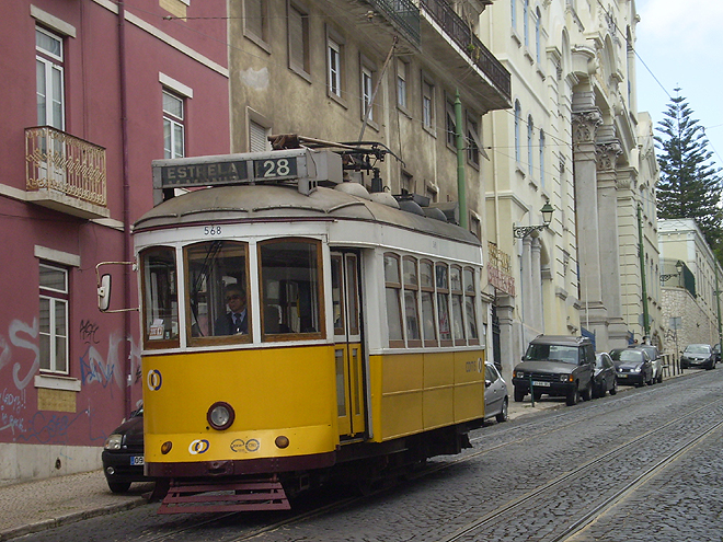 Po větších městech se můžete svézt historickou tramvají, jako touto v Portu