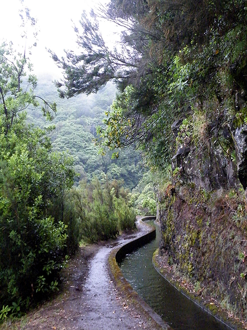 Cesty podél zavlažovacích kanálů jsou hlavní turistickou atrakcí Madeiry