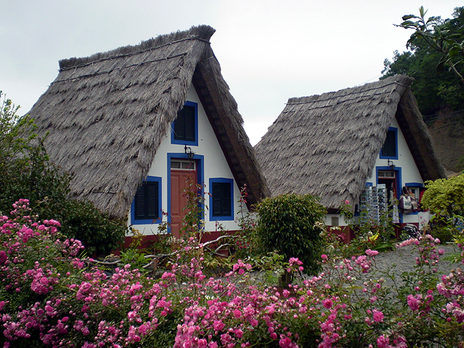 Domy s trojúhelníkovou slaměnou střechou dnes slouží hlavně jako turistická atrakce
