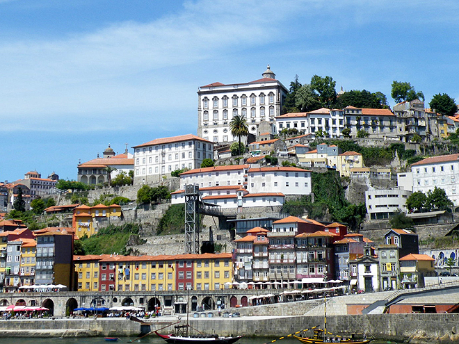 Ribeira je skvělé místo na posezení v kavárně i procházku podél řeky Douro