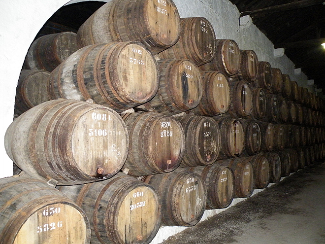 Slavné portské víno dozrává ve sklepeních ve Vila Nova de Gaia