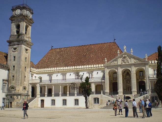 Nejstarší univerzita v Portugalsku se zvonicí zvanou Koza
