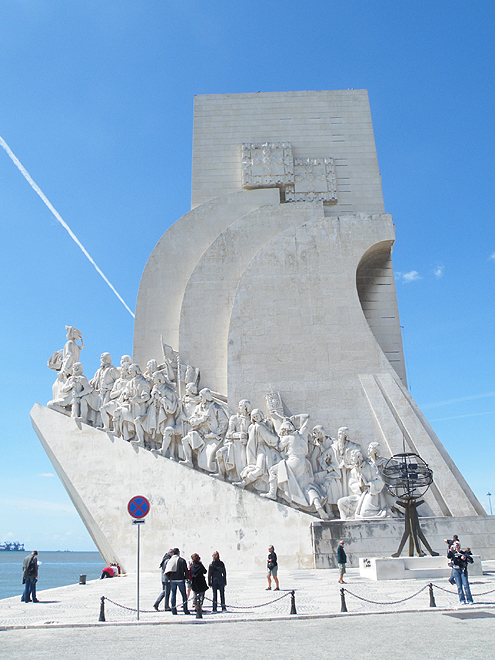 Památník ve tvaru karavely na počest významným portugalským osobnostem