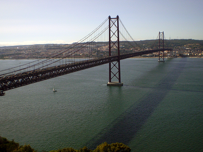 Někdejší Salazarův most dnes nese jméno Ponte 25 de Abril na počest svržení jeho režimu