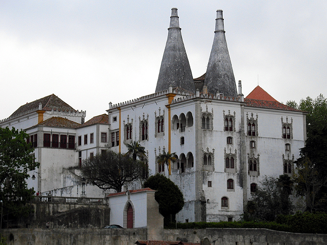 Stylově rozmanitý Palácio Nacional v Sintře má neobvyklé komíny