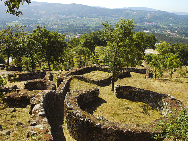 Pozůstatky starých keltských sídel v Citânia de Briteiros