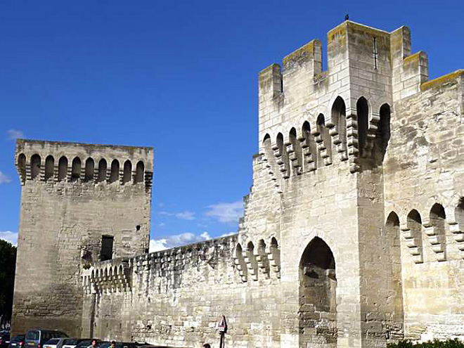 Staré město Avignonu je dodnes obehnáno hradbami