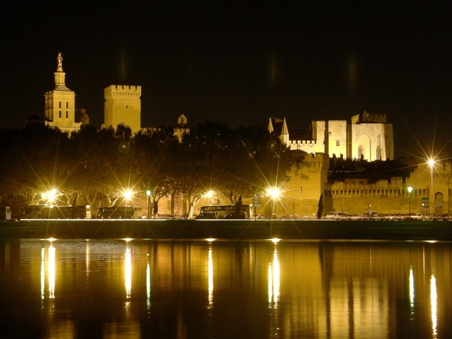 Pohled na noční Avignon