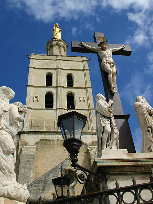 Katedrála Notre-Dame de Doms leží severně od Papežského paláce