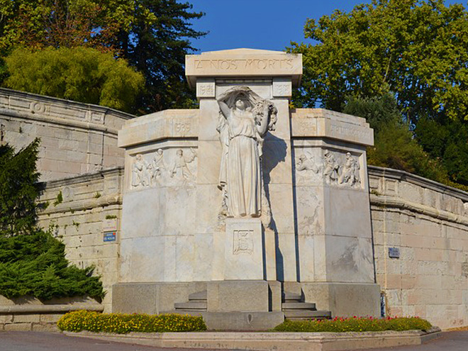 Válečný památník v parku na skalním ostrohu Rocher des Doms