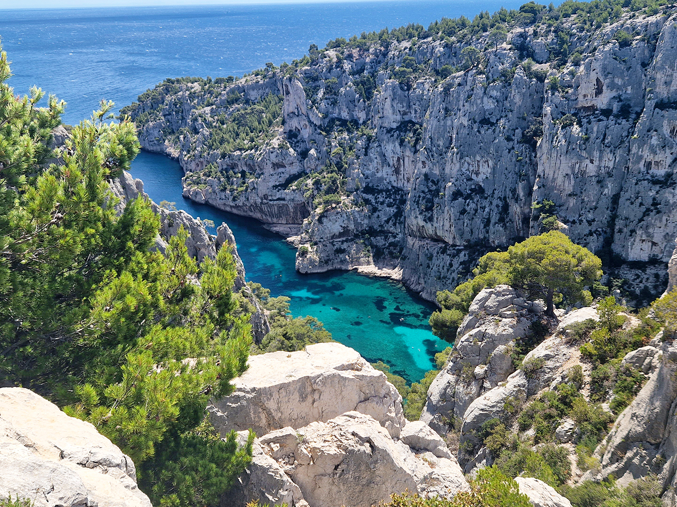 Příkré stěny Les calanques se táhnou podél pobřeží v délce 20 kilometrů