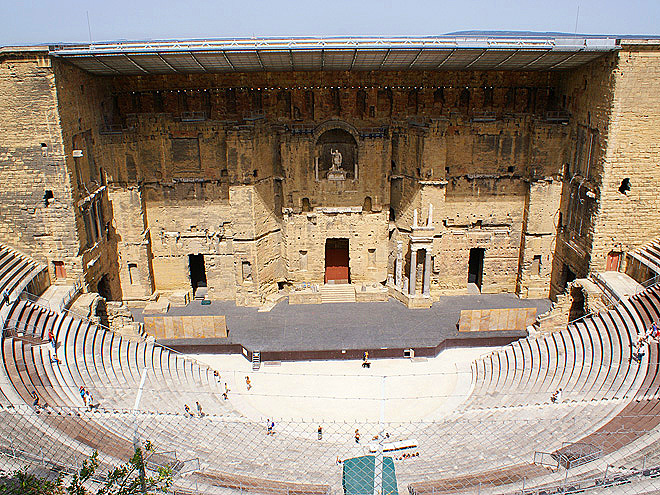 Římské divadlo v Orange sloužilo mnoha účelům