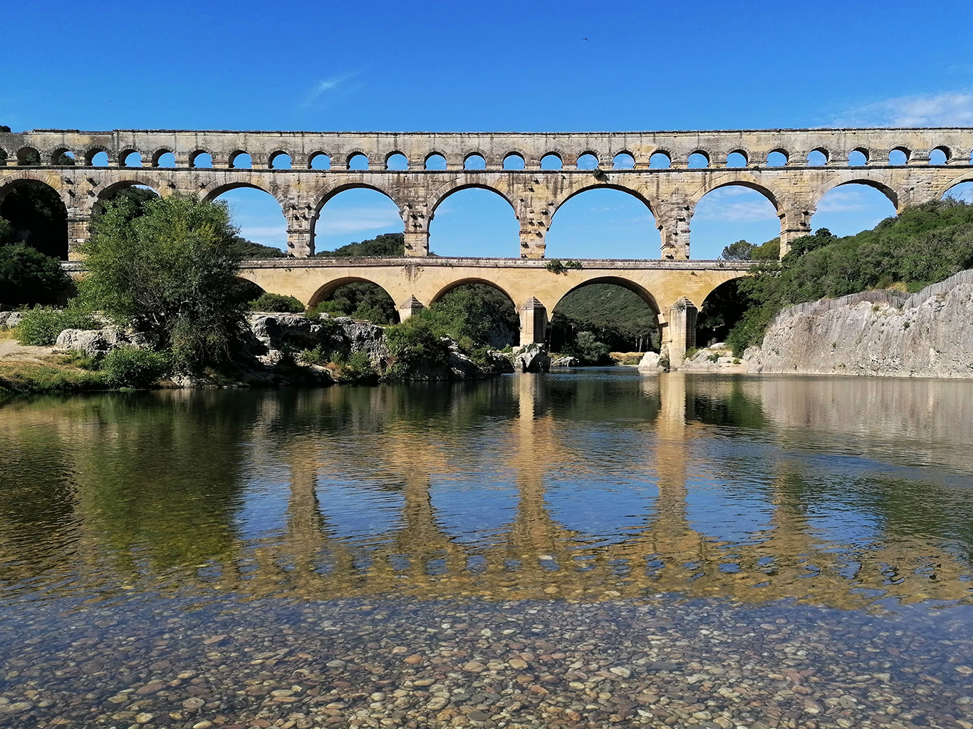 V říčce přímo pod Pont du Gard se lze vykoupat
