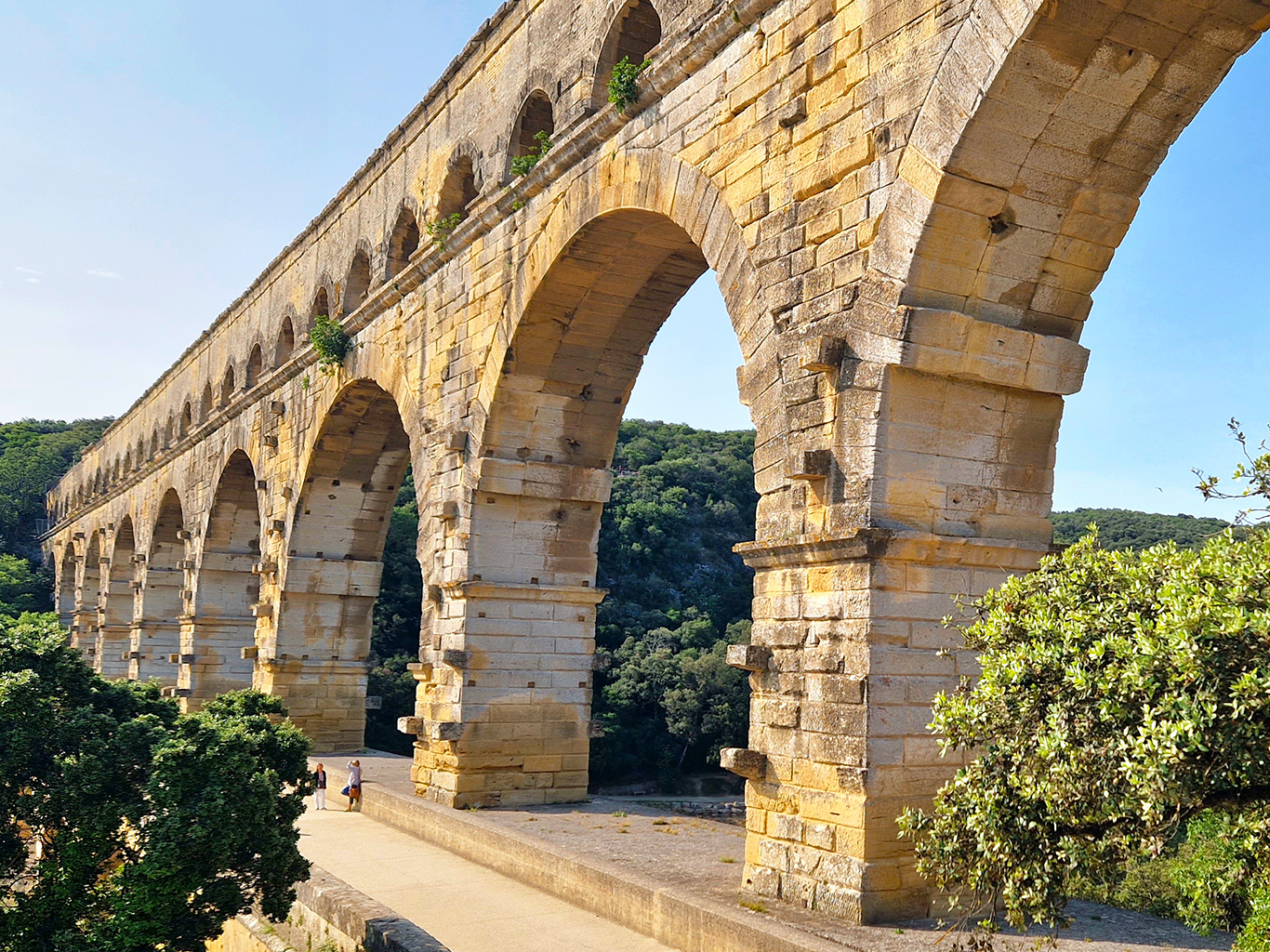 Pont du Gard je vysoký 49 metrů