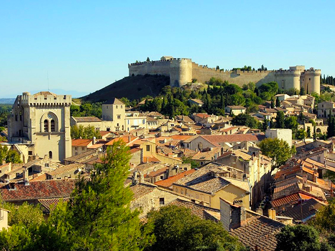 Pevnost Saint-André a město Villeneuve-lès-Avignon pod ní