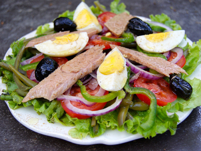 Salát Niçoise s vajíčkem a ančovičkami je oblíbený po celé Evropě