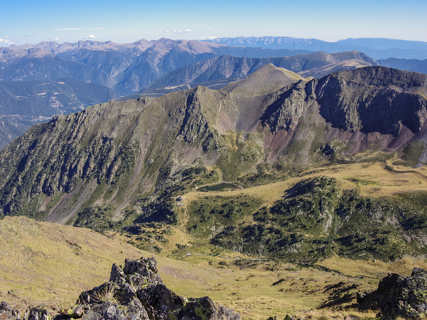 Výhled z pyrenejského vrcholu Coma Pedrosa