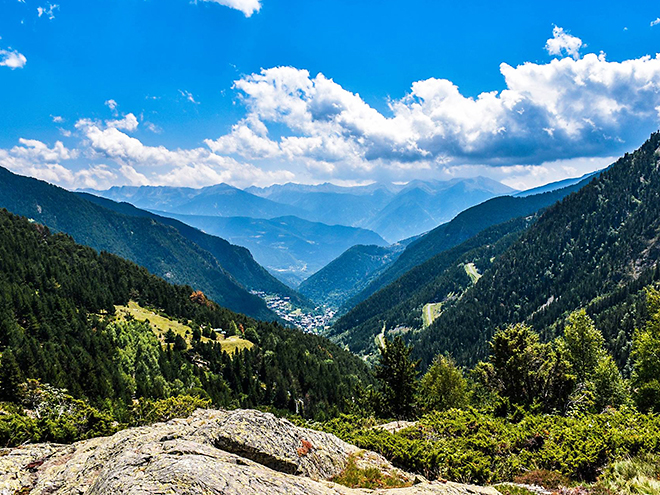 Andorra leží v Pyrenejích mezi Francií a Španělskem