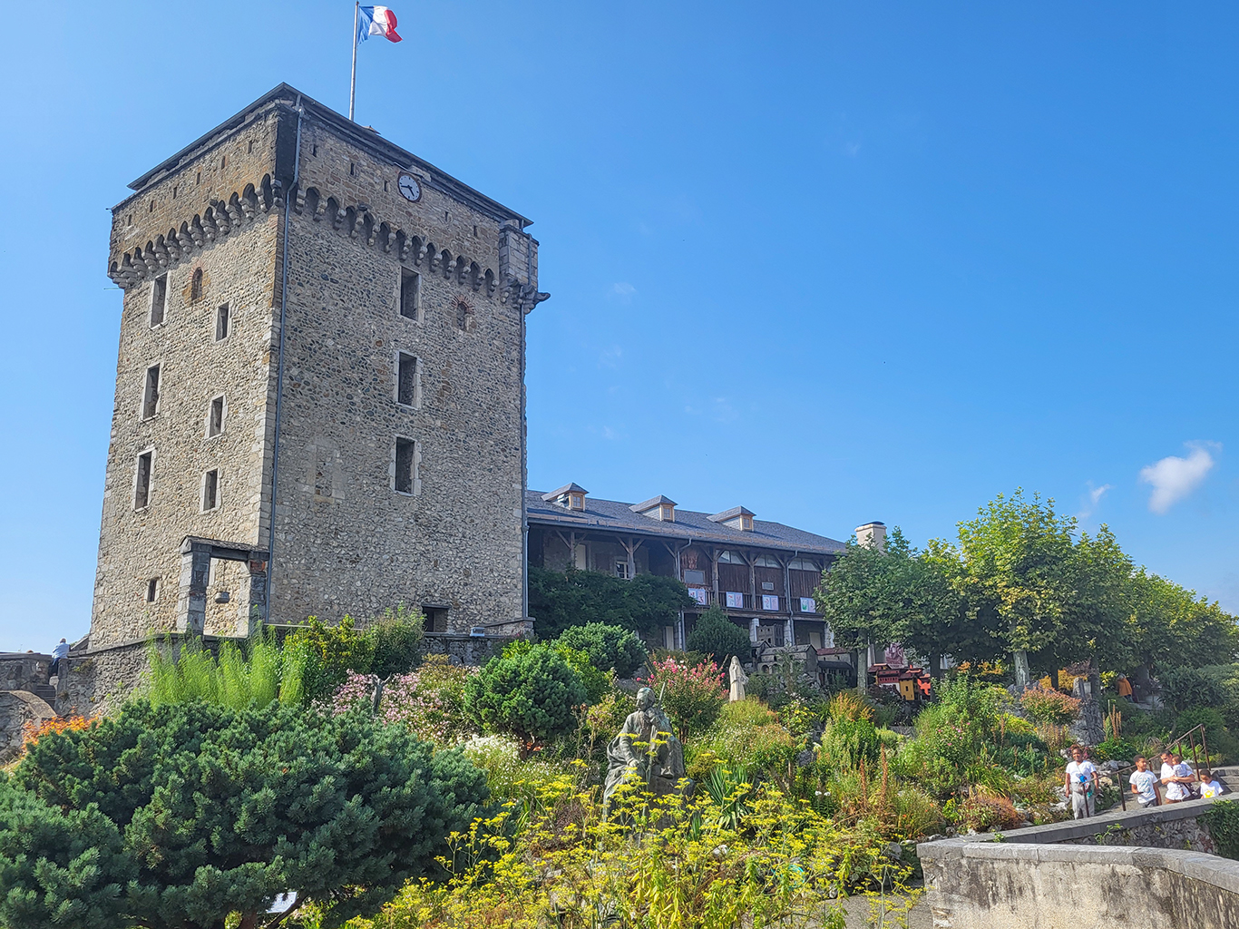 Ve středověkém hradě v Lourdách dnes sídlí Muzeum Pyrenejí