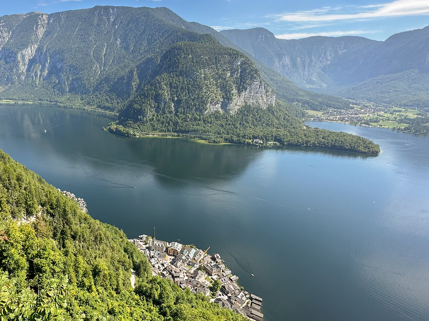 Halštatské jezero má rozlohu přibližně 13,5 km²