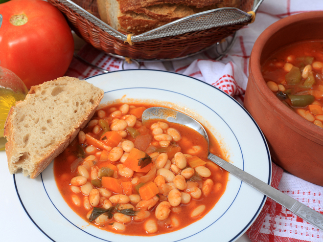 Řecké národní jídlo fasolada, neboli fazolová polévka