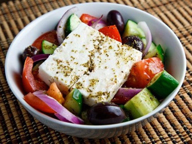 V řeckém salátu nesmí chybět čerstvá zelenina, olivy a sýr feta