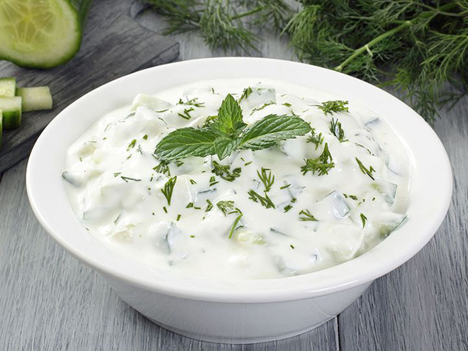 Studené jogurtové tzatziky připravované z okurek lze podávat jako přílohu