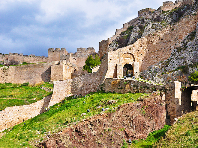 Přístup do hradu Akrokorint je tvořen třemi branami s obrannými zdmi