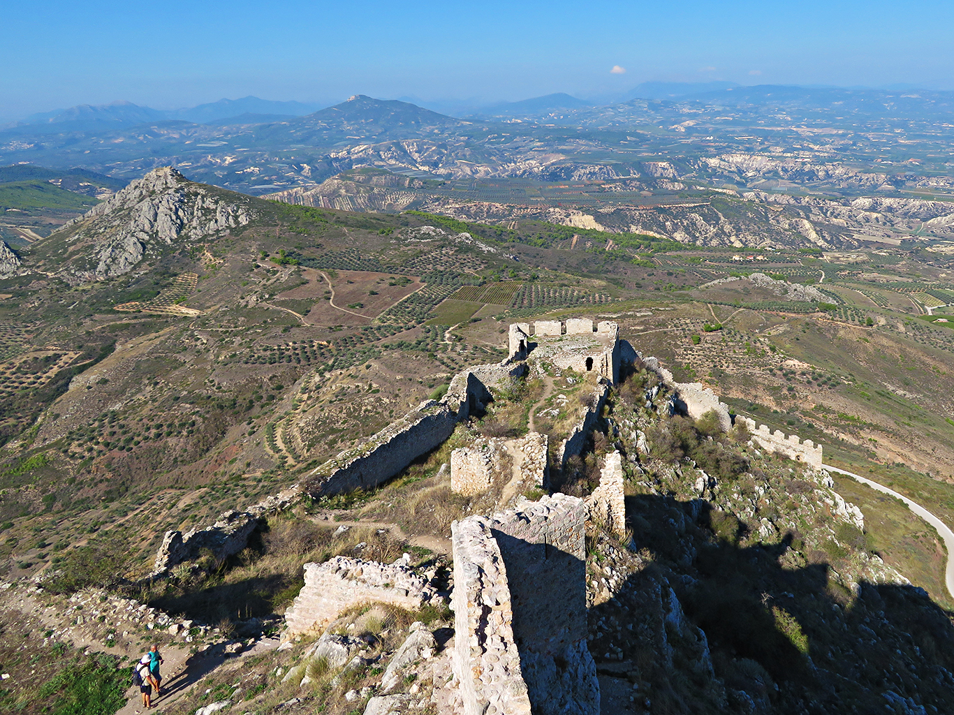 Pozůstatky opevnění a nádherné výhledy z vrcholku hradu Akrokorint