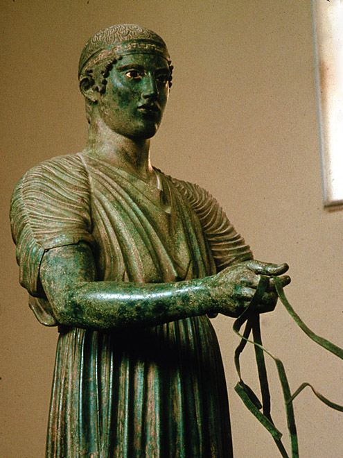 Nejslavnějším exponátem delftského muzea je bronzová socha vozataje v životní velikosti