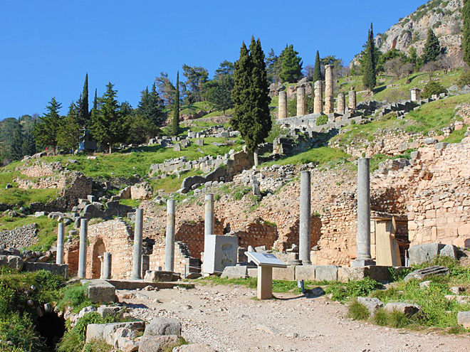 Římská agora v Delfách sloužila jako tržiště s náboženskými předměty