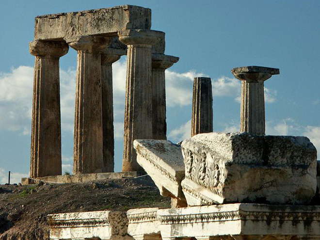 Ruiny Apollónova chrámu ve starověkém Korintu