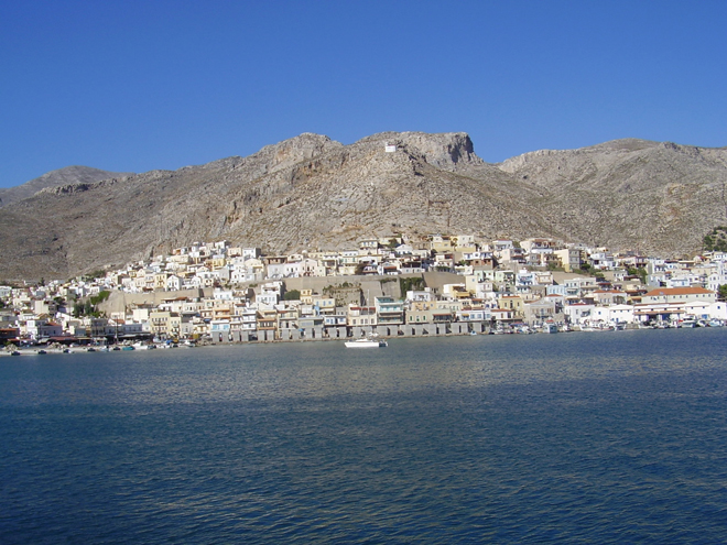 Pohled z lodi na hlavní město ostrova Kalymnos