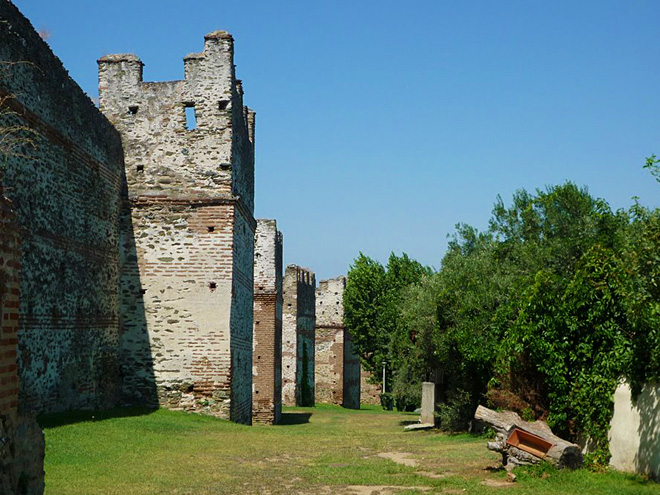 Hradby byly postaveny původně už ve 4. století