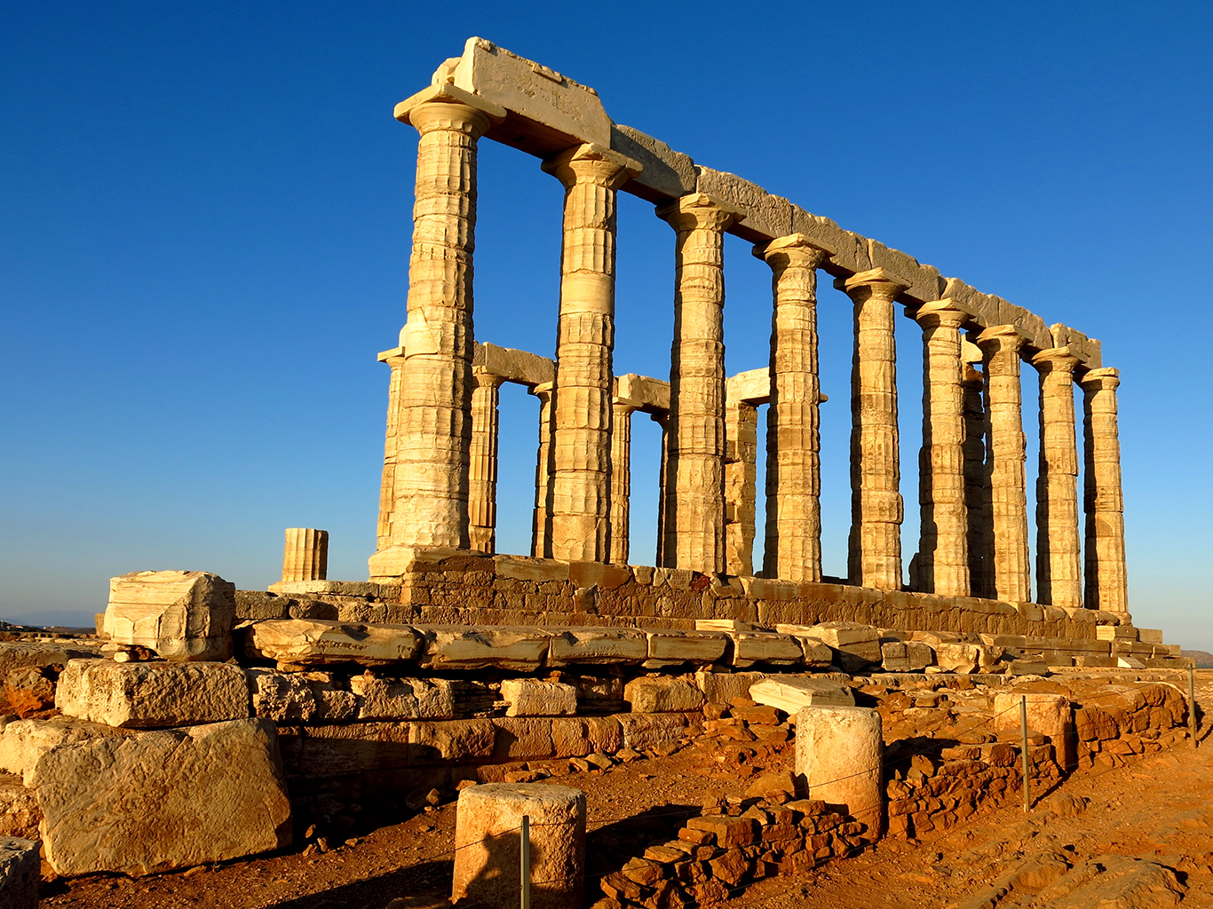 Poseidonův chrám na skalnatém výběžku Sounion