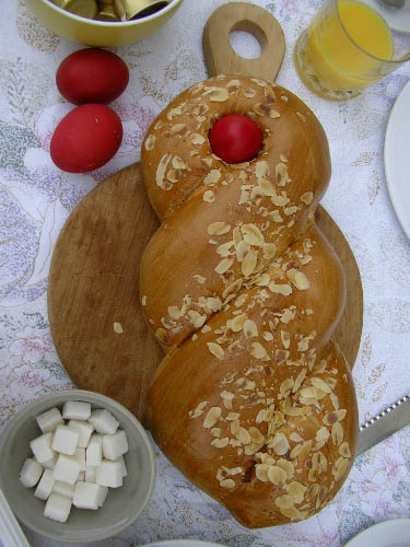 Typický řecký velikonoční chléb