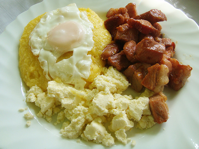 Pokrm tochitură se skládá z vepřového masa, mămăligy a vajíčka
