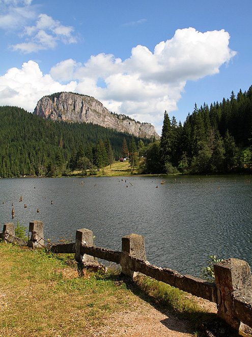 Lacu Roşu neboli Červené jezero vzniklo sesuvem půdy