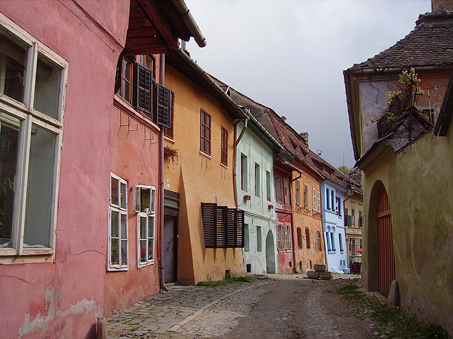 V centru Sighişoary najdeme řady barevných měšťanských domů z 16. století