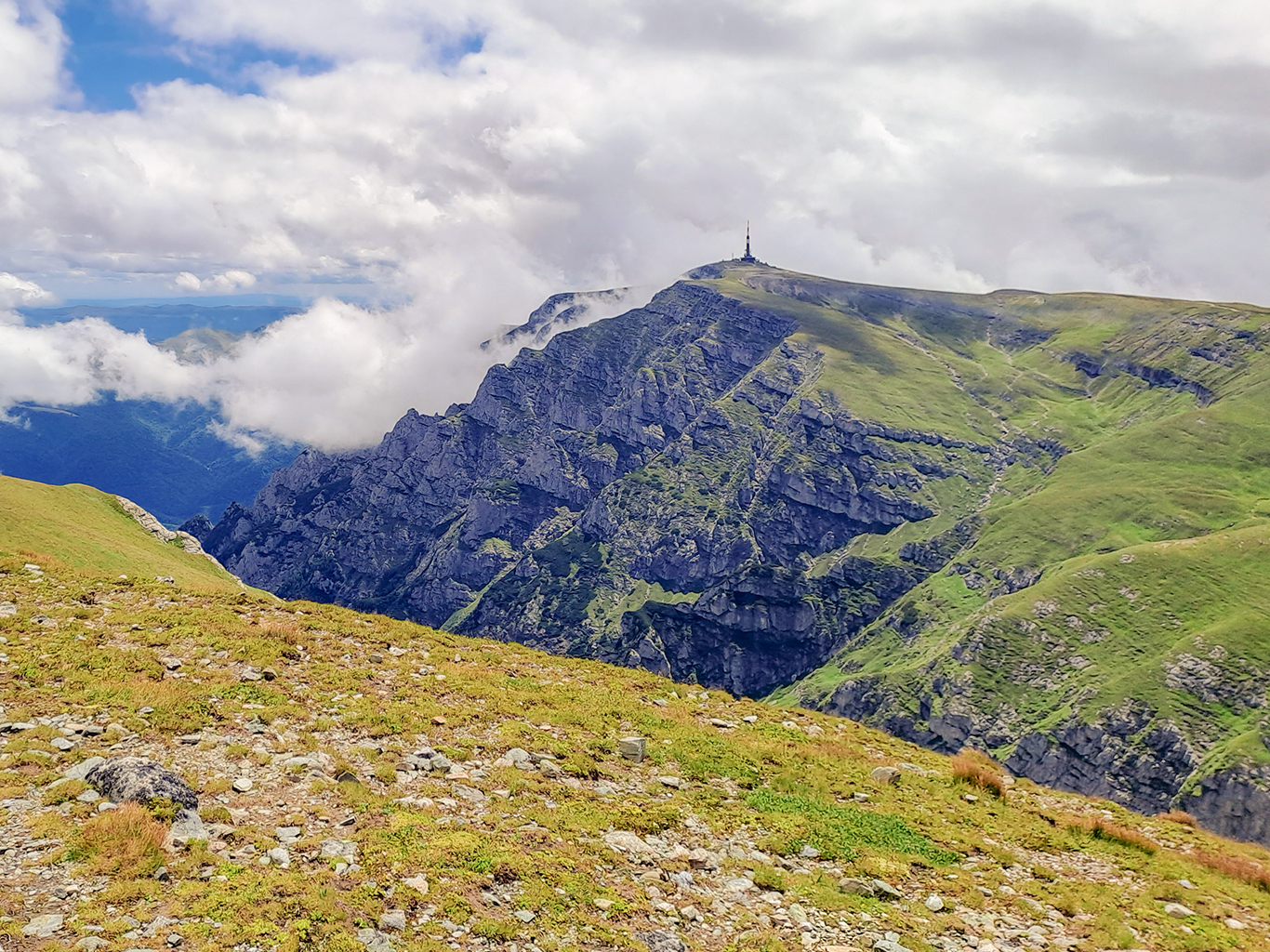 Náhorní plošina pohoří Bucegi s vysílačem Vârful Coștila
