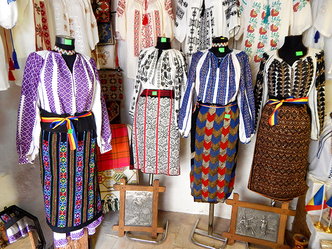 Přehlídka tradičního venkovského rumunského oblečení