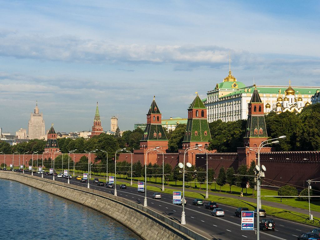 Zdi moskevského Kremlu z červených pálených cihel jsou vysoké 5 až 17 metrů