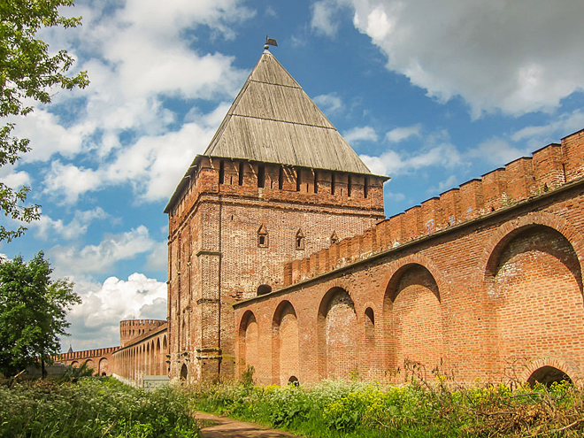 Smolenský kreml tvoří silné zachovalé zdi a četné strážní věže