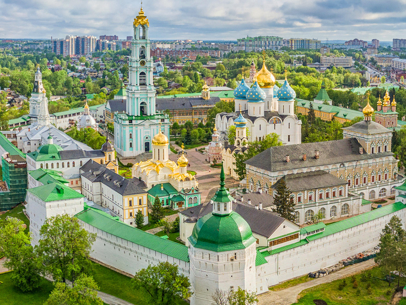 Trojicko-sergijevská lávra (Sergijev Posad) je duchovním centrem ruské pravoslavné církve